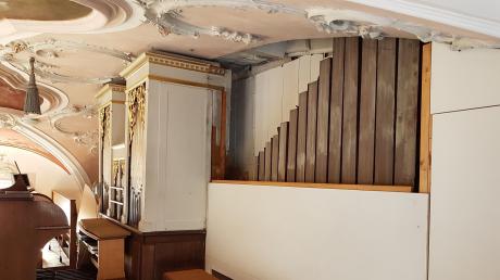 Die Orgel in Gebenhofen wird nach der Restaurierung Stück für Stück wieder eingebaut.