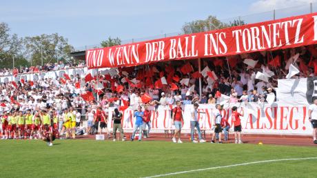 1.800 Zuschauerinnen und Zuschauer machten im Felsenstadion beim Pokal-Halbfinale des TSV Buch gegen den VfR Aalen Stimmung. 