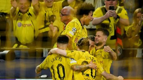 Dortmunds Niclas Füllkrug (r) feiert seinen Treffer zum 1:0 gegen Paris Saint-Germain.