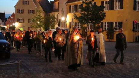 Zahlreiche Gläubige beteiligten sich am Maifeiertag in Wemding an der Lichterprozession durch die Altstadt.