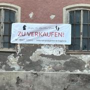 Wer will die Kunstanstalt haben? In der Freinacht wurde eine Verkaufsofferte an die gemeindliche Immobilie an der Dießener Johannisstraße gehängt.