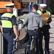 Radfahrerkontrolle in der Fußgängerzone in Donauwörth: Die Polizei stoppte zahlreiche Frauen und Männer, von denen viele zu schnell waren.