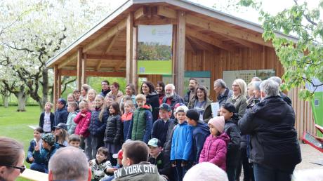 Für ein buntes Programm sorgten im Kreismustergarten in Weißenhorn die Preisträgerinnen und Preisträger bei der Verleihung des Klima- und Naturschutzpreises des Landkreises Neu-Ulm.