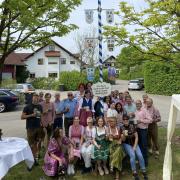 Die Nachbarinnen und Nachbarn der Aichacher Erzgebirgsstraße sind stolz auf ihren mittlerweile achten Maibaum, der bei einem kleinen Straßenfest am 1. Mai aufgestellt wurde.