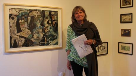 Die Künstlerin Heike Pillemann vor ihren Arbeiten in der Galerie Josephski-Neukum in Issing.