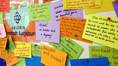 Karstadt-Kunden pinnen in Augsburg ihre Gedanken zum geplanten Aus an eine Pinnwand.                                   