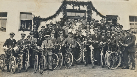 Seine Jubiläen feierte der Radfahrerverein Burgheim immer ganz groß. Hier ist es das 25-Jährige im Jahr 1924 vor dem damaligen Gasthaus Mödl.