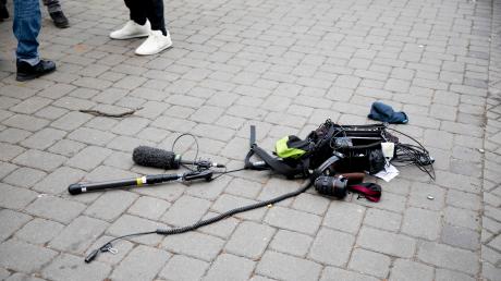Tritte, Faustschläge, Steinwürfe gegen Medienschaffende in Deutschland: "Reporter ohne Grenzen" konnte für das vergangene Jahr 41 Übergriffe verifizieren.