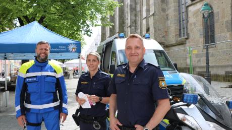 Dienststellenleiter der Polizeiinspektion Donauwörth Marco Oberfrank mahnt zusammen mit seinen Kollegen Julia Kullmann und Thomas Schwegler Radfahrer zur Schrittgeschindigkeit an.
