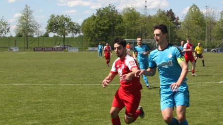 Der FC Königbrunn um Nico Gröb (rotes Trikot) will den nächsten Schritt in Richtung Meisterschaft machen. 