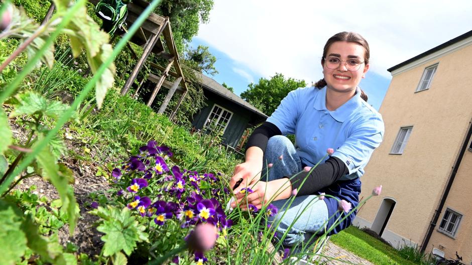 Nachwuchs-Hauswirtschafterin Marie Meir sitzt im Garten der Berufsfachschule Maria Stern.                  