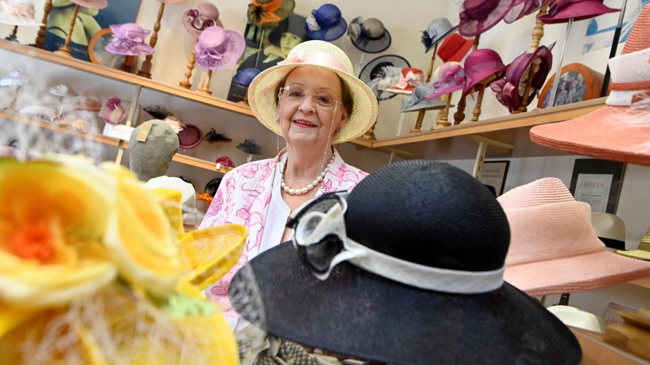Seit 60 Jahren führt Anneliese Hartung den Hutsalon am Dom. Ihre Hüte sind Handarbeit.                                   