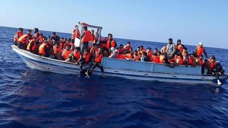 Ein von der libanesischen Armee zur Verfügung gestelltes Handout zeigt ein Boot mit mehr als 100 illegalen Einwanderern an Bord vor der Küste der nordlibanesischen Stadt Tripoli.  