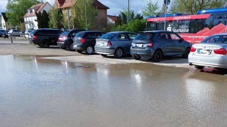 Bei starken Regenfällen steht der Parkplatz am Bahnhof Türkheim unter Wasser. Doch auch in der Unterführung gibt es ein Problem. 