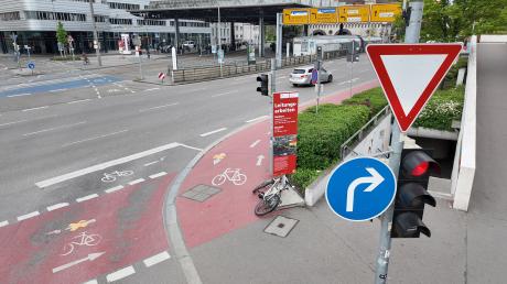 Am Ehinger Tor in Ulm kam es zu einem Unfall mit einem Radfahrer. Wegen eines Stromausfalls war die Ampel ausgefallen.