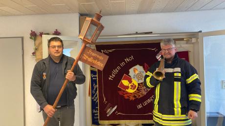 Dieses Jahr feiert die Feuerwehr Wullenstetten ihr 150-jähriges Jubiläum. Kommandant Christian Rueß (links) und Vorstand Rudolf Niegl präsentieren historische Artefakte des Vereins.