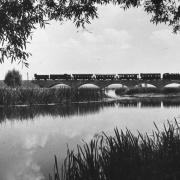 Ein Zug fährt im Jahr 1937 über die Oettinger Wörnitzbrücke.