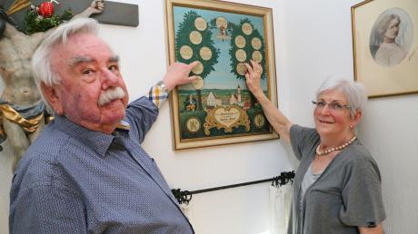 Peter Dworak und seine Frau Margot vor einem kunstvoll gestalteten Stammbaum ihrer Urahnen.
