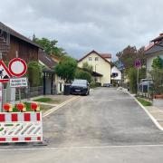 Der Straßenbau ist weitgehend erledigt, jetzt steht in der Hechenwanger Straße in Utting noch die Bepflanzung der Grünbereiche an.
