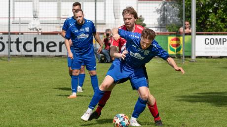 Bei Tabellenführer TSV Wertingen unterlag der TSV Rain II (mit Robin Spieler, vorne in Blau) zuletzt mit 1:3.