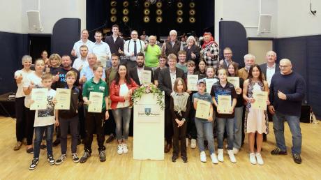 Sportlerehrung in der Burgauer Kapuziner-Halle: Am Donnerstag würdigte die Markgrafenstadt die außergewöhnlichen Leistungen von insgesamt 41 Sportlerinnen und Sportlern.
