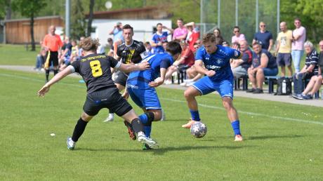 Maximilian Braun (am Ball, hier im Heimspiel gegen den TSV Gersthofen) hat viel dazu beigetragen, dass der FC Günzburg nun kurz vor dem Klassenerhalt steht.