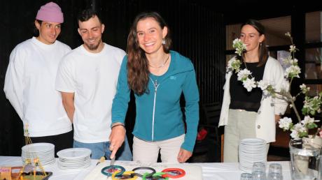 Den Olympia-Kuchen durften die vier Paris-Qualifikanten (von links) Noah Hegge, Sideris Tasiadis, Elena Lilik und Ricarda Funk bei der Feier im Bootshaus am Eiskanal anschneiden. 