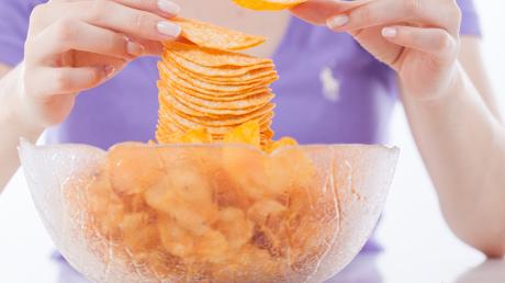 Wer unter Heißhunger-Attacken leidet, hat nicht selten Lust auf Chips oder andere ungesunde Lebensmittel. Natürliche Appetitzügler können hier helfen. 