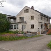 Dieses Haus mit Nebengebäude in Bellenberg hat ein Investor erworben und an die Gemeinde nun einen Antrag zur Nutzungsänderung gestellt. Er möchte es für Asylsuchende umbauen.