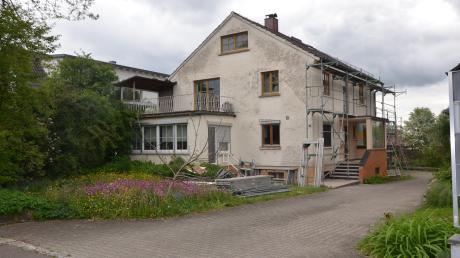 Dieses Haus mit Nebengebäude in Bellenberg hat ein Investor erworben und an die Gemeinde nun einen Antrag zur Nutzungsänderung gestellt. Er möchte es für Asylsuchende umbauen.