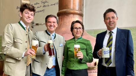 Die Brauerei Kühbach übernimmt die Brauerei Maisach (von links): Cedric Freiherr von Beck-Peccoz und Freiherr von Beck-Peccoz, Martina Wieser-Sedlmayr und Insolvenzverwalter Hanns Pöllmann.