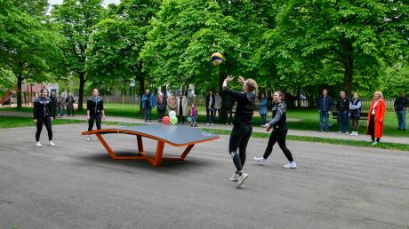 Spielerinnen der Lechrain Volleys bei der Einweihung der neuen Teqball-Platte am Spielplatz in der Ahornallee in Landsberg. 