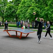 Spielerinnen der Lechrain Volleys bei der Einweihung der neuen Teqball-Platte am Spielplatz in der Ahornallee in Landsberg. 