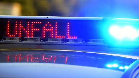 Bei einem Verkehrsunfall an der A96 bei Schöffelding ist ein eineinhalbjähriges Mädchen ertrunken.