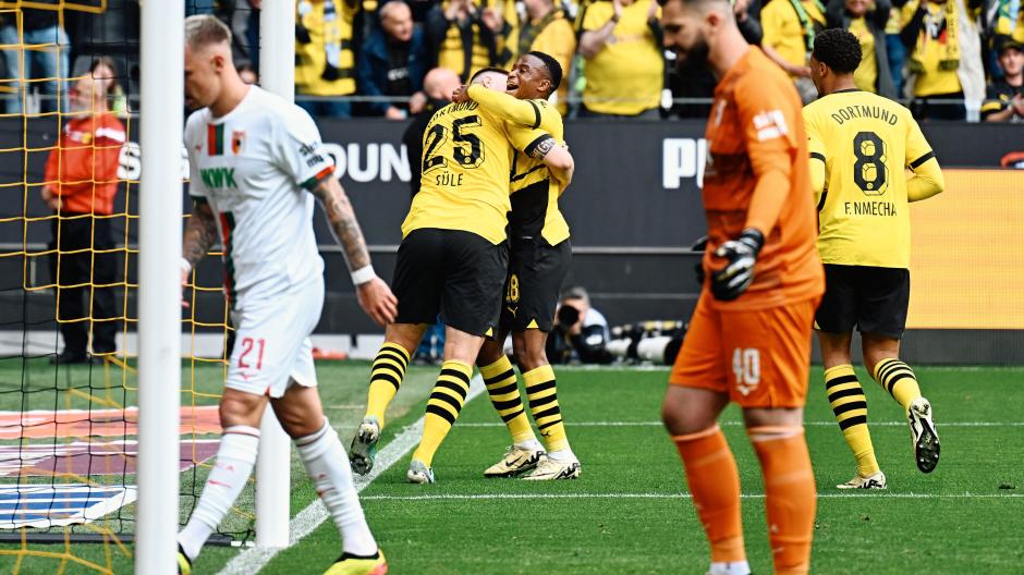 Gewohntes Bild an diesem Nachmittag: Die Spieler von Borussia Dortmund jubeln, die Augsburger holen den Ball aus dem Netz. 
