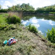 In einem Teich bei Schöffelding, in dem das Straßenwasser der A96 gesammelt wird, versank am Freitagabend ein Auto, in dem ein eineinhalbjähriges Mädchen ertrank.