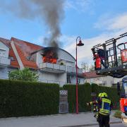 In Gersthofen löschte die Feuerwehr am Samstagabend einen Wohnungsbrand.