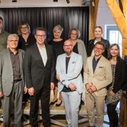 Bücher Lehmann ist als Bayerns beste Buchhandlung des Jahres 2023 ausgezeichnet worden. Unser Bild zeigt das Team mit Minister Markus Blume und OB David Wittner.