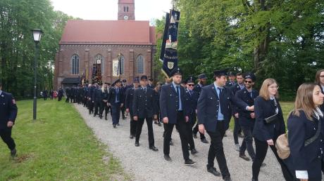 Die 13 Freiwilligen Feuerwehren im Stadtgebiet Aichach feierten in der Burgkirche ihren Schutzpatron
St. Florian.