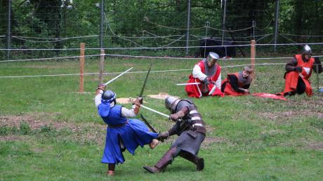 Die Rittergruppe Armati Equites aus Weißenhorn gibt bei ihrem Schwertkampf alles, um die Besucher zu begeistern.