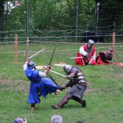 Die Rittergruppe Armati Equites aus Weißenhorn gibt bei ihrem Schwertkampf alles, um die Besucher zu begeistern.