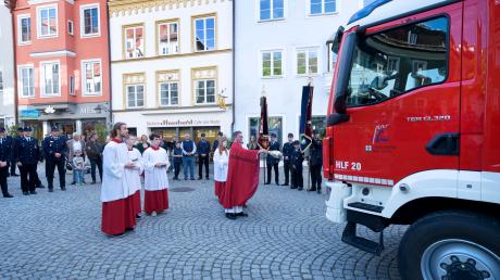 Nicht weil es zur Feuerwehr passt, sondern weil der Heilige Florian ein Märtyrer ist, trug Stadtpfarrer Michael Zeitler bei der Segnung des neuen Feuerwehrautos in Landsberg am Florianitag ein rotes Messgewand.
