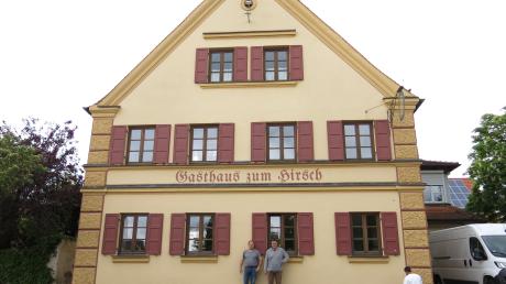 Schlussspurt bei den Sanierungsarbeiten nach dem Brand: Martin Trollmann (Besitzer) und Benjamin Raddatz (Pächter) wollen das Gasthaus zum Hirsch in Megesheim  mit einem Frühshoppen wiedereröffnen. 