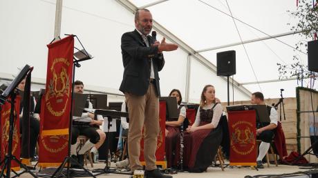 CSU-Europaabgeordneter Manfred Weber spricht auf dem Wertinger Volksfest – ein hochrangiger Wahlkampf-Auftritt in der Zusamstadt.