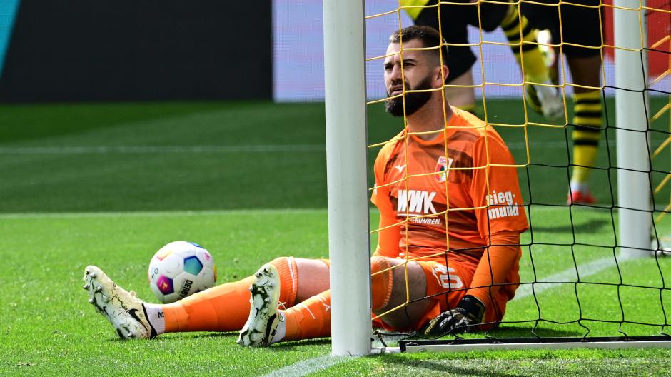Kein schöner Nachmittag für Tomas Koubek. Gegen Borussia Dortmund kassierte der Torhüter des FC Augsburg fünf Gegentreffer. 