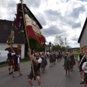 Der Burschenverein Sielenbach marschierte selbstverständlich an der Spitze des stattlichen Festumzugs, der sich am Sonntagnachmittag bis zur Wallfahrtskirche Maria Birnbaum zog.