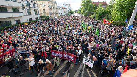 In Dresden nehmen mehrere hundert Menschen an einer Kundgebung anlässlich eines Angriffs auf Matthias Ecke teil. Ein 17-Jähriger hat sich der Polizei gestellt.