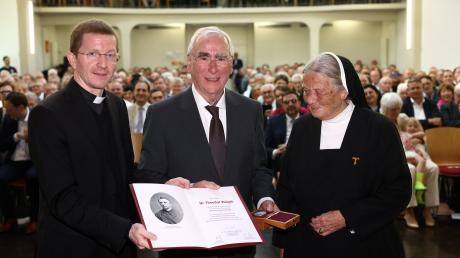 Für seine Verdienste wurde Theo Waigel die Ringeisen-Medaille verliehen.  Rechts Generaloberin Katharina Wildenauer, links Geistlicher Direktor Martin Riß. 