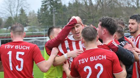 Manuel Schrapp (Mitte) schoss den TSV Buch ins Halbfinale des WFV-Pokals. Dafür wurde er von den Teamkollegen gefeiert und zum Sportstar des Monats April gewählt.