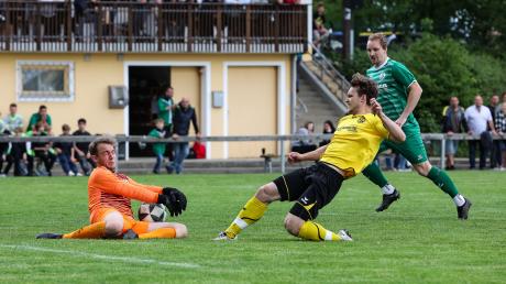 Der SV Obergriesbach (gelbe Trikots) unterlag im Spitzenspiel der A-Klasse Aichach dem TSV Weilach.